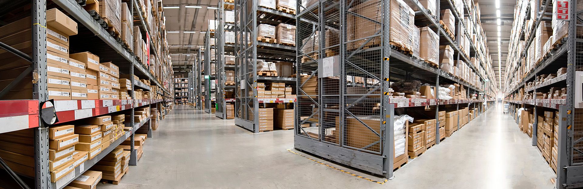 CTA Banner_Panorama huge distribution warehouse with high shelves_1920x624.jpg