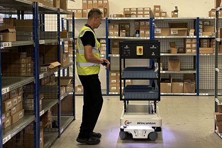 eCommerce Robot with warehouse colleague 753 x 502 px.jpg